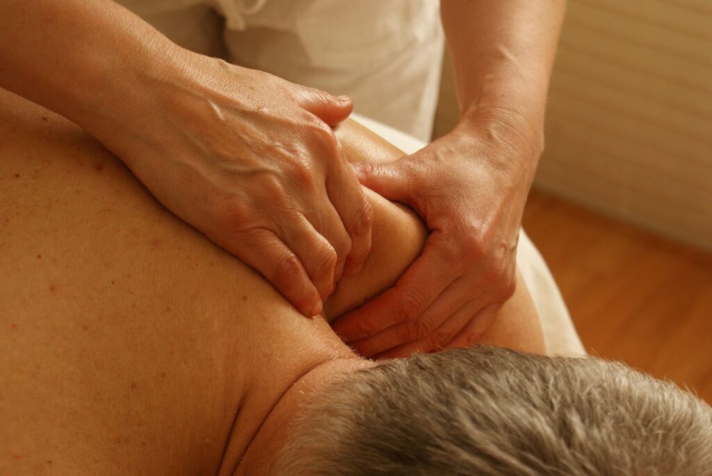 Eine Person erhält eine professionelle Rückenmassage in einem Therapiezimmer.