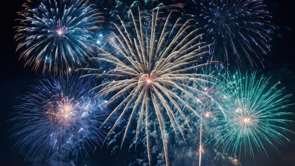 Farbenfrohes Feuerwerk am Nachthimmel mit blauen und grünen Lichtern.